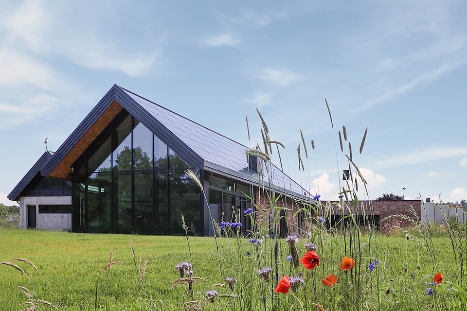 House by the River – a futuristic design featuring a SunRoof solar roof