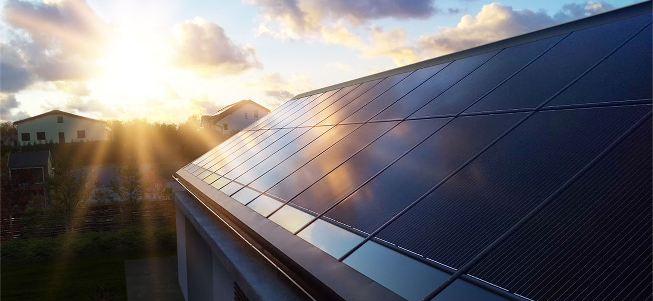 Dach z wbudowanymi panelami słonecznymi - zdjęcie