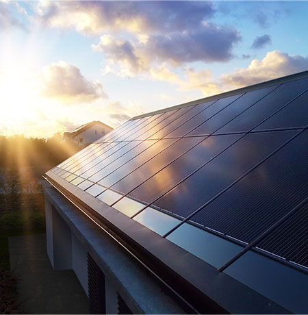 Dach z wbudowanymi panelami słonecznymi - zdjęcie