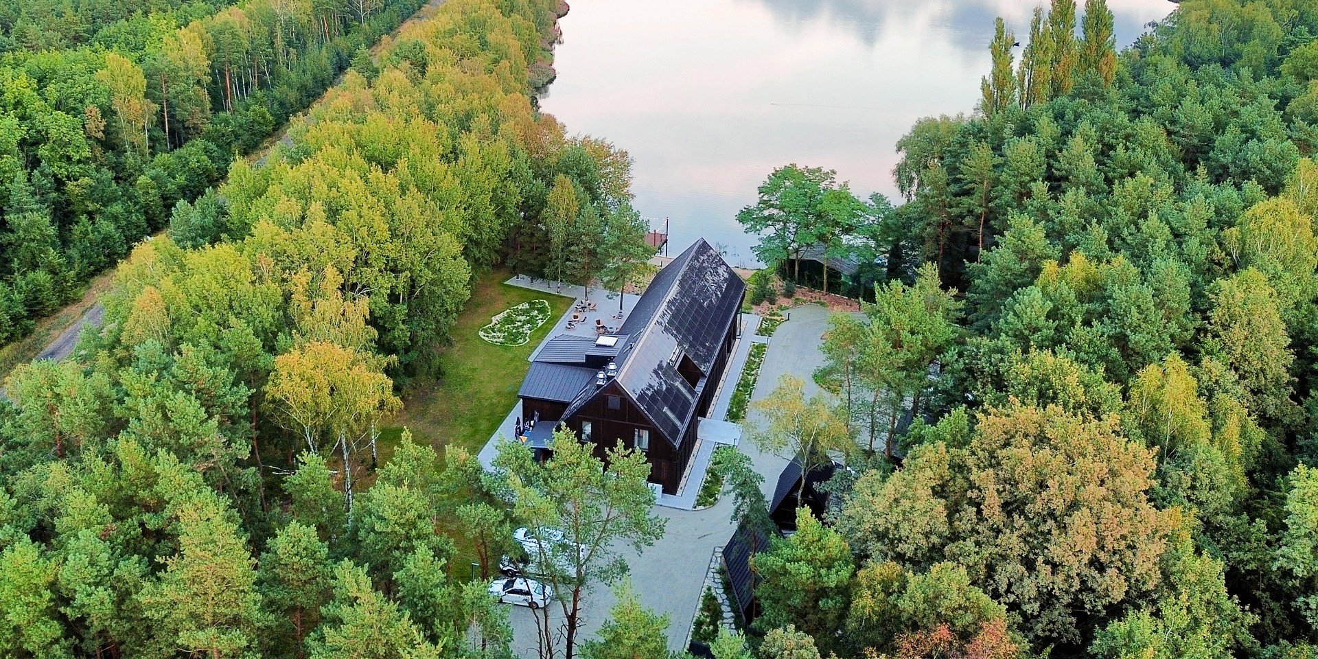 Boho Pogoria: nowoczesna stodoła z solarnym dachem