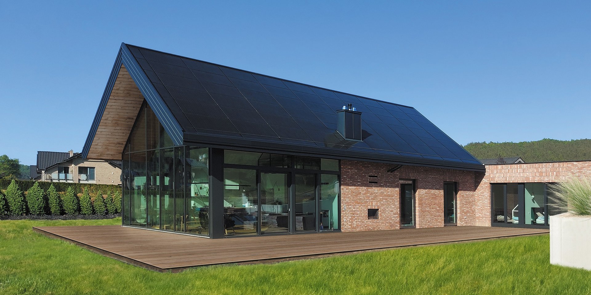 Dom nad rzeką – malowniczy widok i energia z dachu solarnego