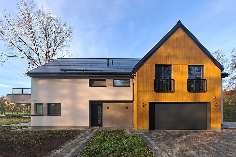Dom jednorodzinny z dachem solarnym SunRoof