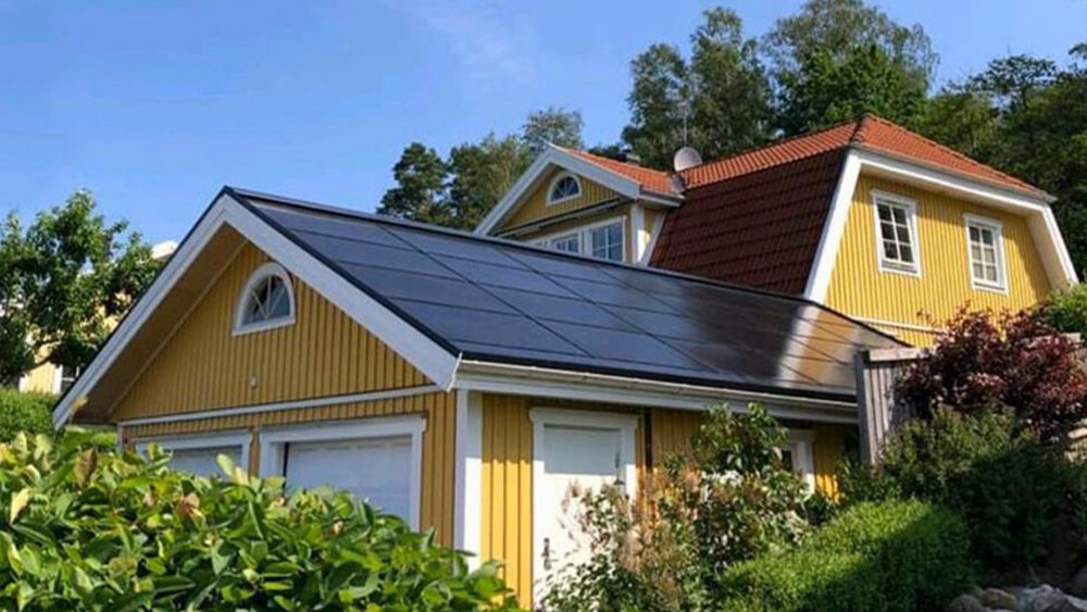 Renovera garagetaket eller byta taket på garaget. Lägg ett soltak som tak på ditt garage och producera solenergi till ditt hem. Ett takbyte som ger dig pengarna tillbaka efter årens gång