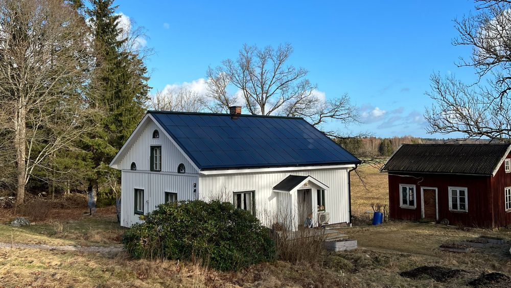 Renovera taket och lägga solceller. Ett soltak är en två i en lösning som ger dig kraftfull effekt från hela takytan