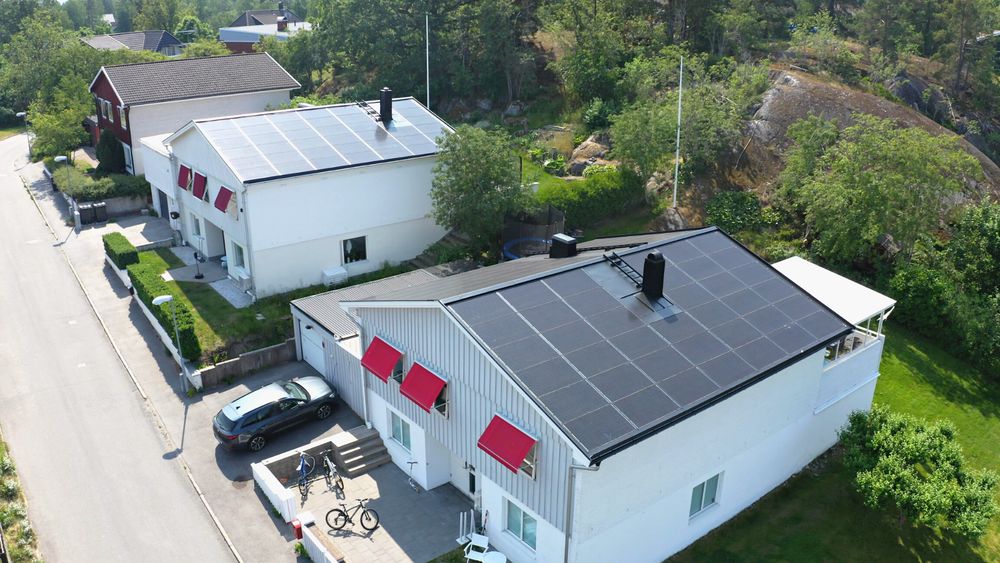 Två grannar behövde byta taket ungefär samtidigt och gjorde ett modernt och hållbart val med att lägga ett hållbart miljövänligt soltak solcellstak. Ett tak med solceller som tak