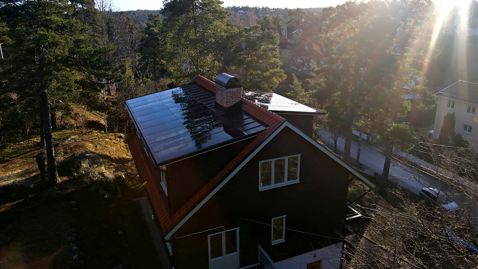 Solpaneler som tak kallas för soltak eller solcellstak. Välj ett soltak tidigt i din byggprocess när du ska bygga hus och få den snyggaste lösningen där ditt tak kan anpassas till solpanelernas mått.