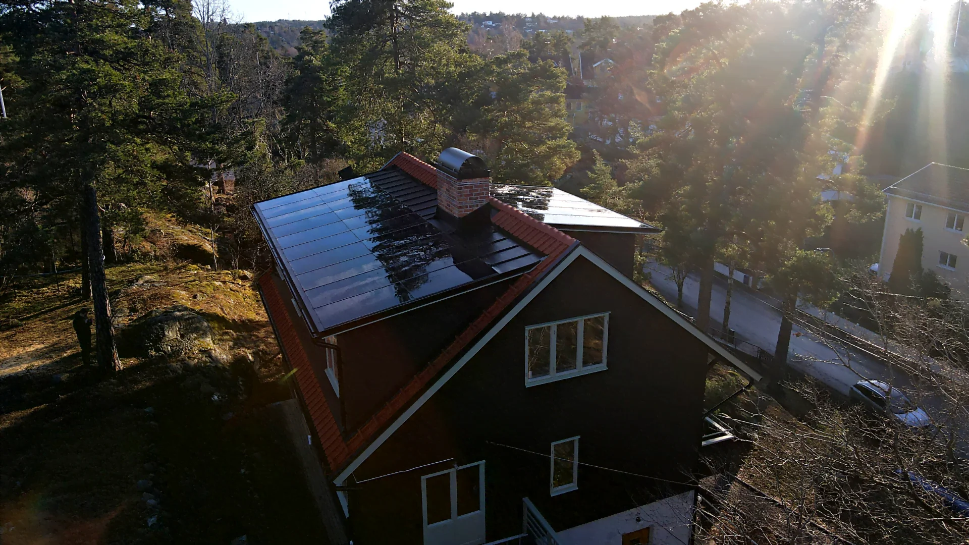 Solpaneler som tak kallas för soltak eller solcellstak. Välj ett soltak tidigt i din byggprocess när du ska bygga hus och få den snyggaste lösningen där ditt tak kan anpassas till solpanelernas mått.